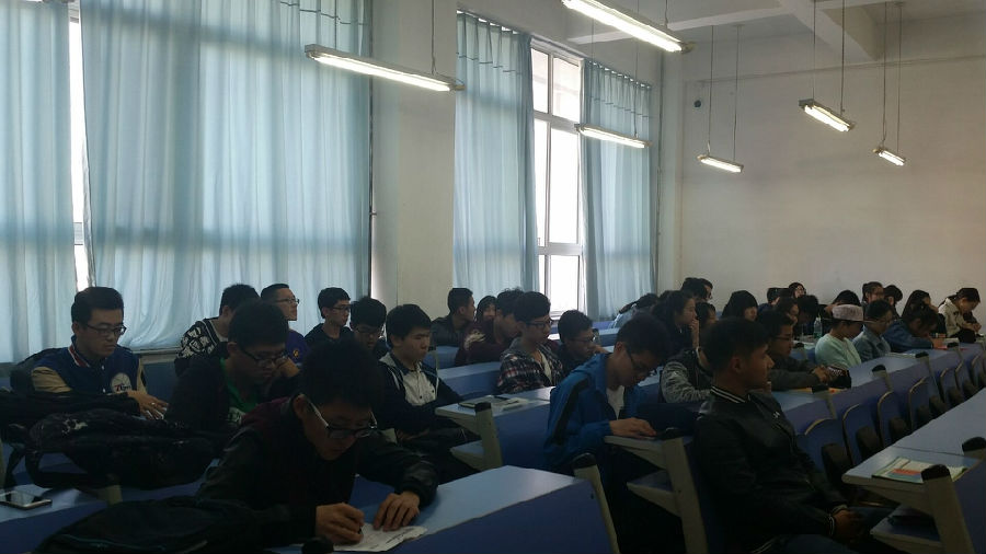 认真记录的同学.jpg